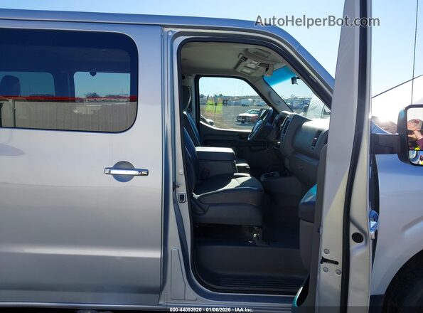5BZBF0AA0JN852058 2018 NISSAN NV PASSENGER NV3500 HD Silver Սալոնի դիմացի տեսք
