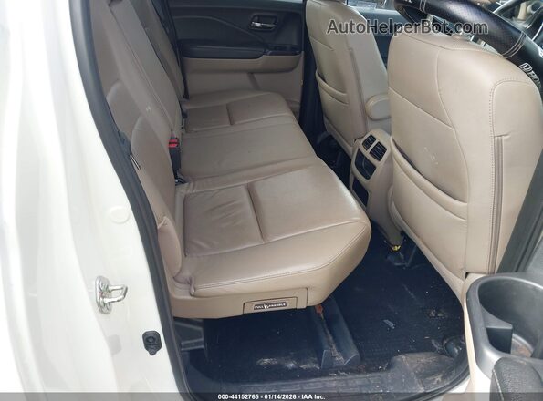 5FPYK2F66JB000180 2018 HONDA RIDGELINE White VIN կոդի պիտակի տեսք