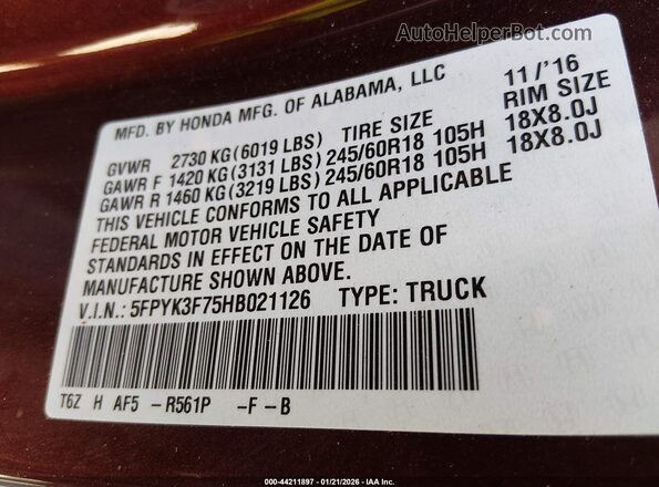 5FPYK3F75HB021126 2017 HONDA RIDGELINE Burgundy Vista del compartimento del motor