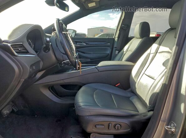 5GAEVAKWXPJ145065 2023 BUICK ENCLAVE Серебряный Вид салона спереди