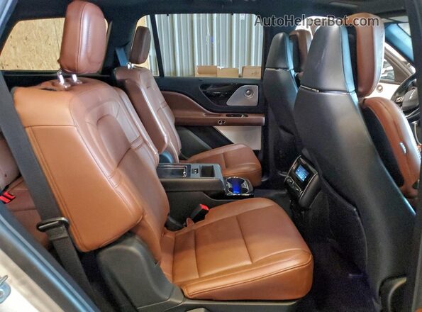 5LM5J7XC4NGL01132 2022 LINCOLN AVIATOR Beige Widok wnętrza z tyłu