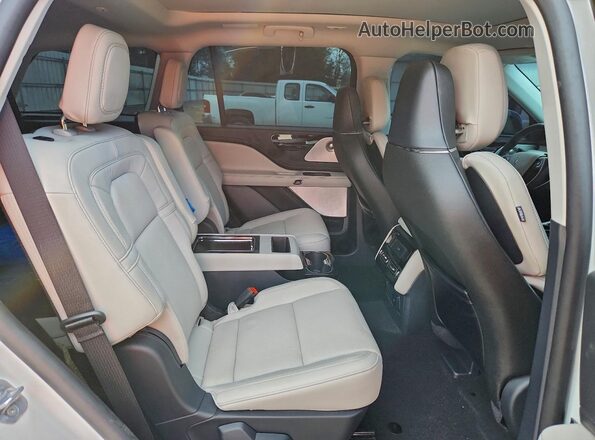 5LM5J7XC8SGL21766 2025 LINCOLN AVIATOR White Вид задньої частини салону
