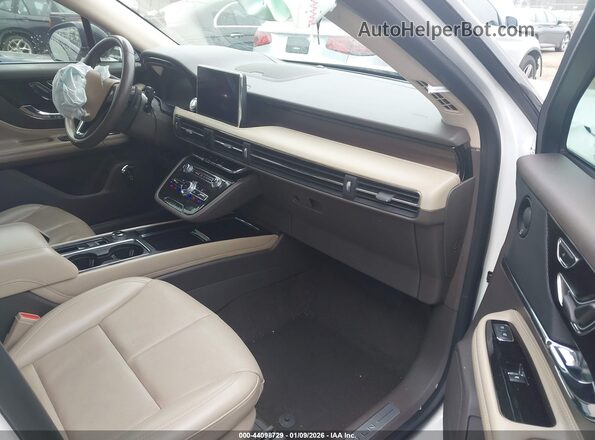 5LMCJ2C94MUL05654 2021 LINCOLN CORSAIR White Front interior view
