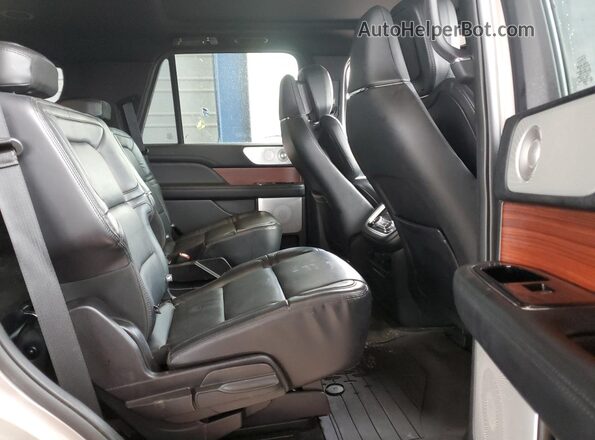 5LMJJ2LT5LEL18960 2020 LINCOLN NAVIGATOR Silver Вид задньої частини салону