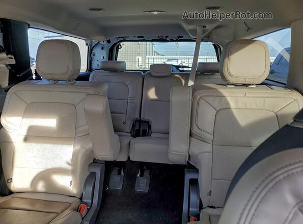 5LMJJ3LG2REL10400 2024 LINCOLN NAVIGATOR White უკანა სავარძლების ხედი
