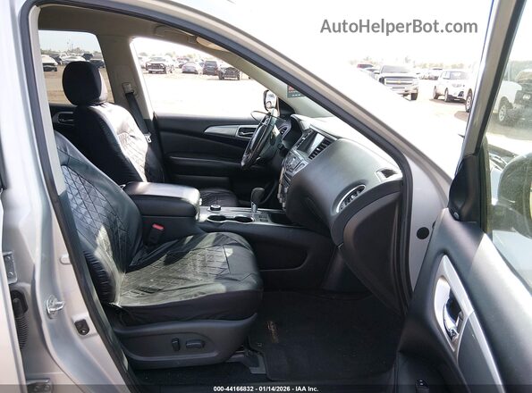 5N1DR2MM5HC662954 2017 NISSAN PATHFINDER Серебряный Вид салона спереди