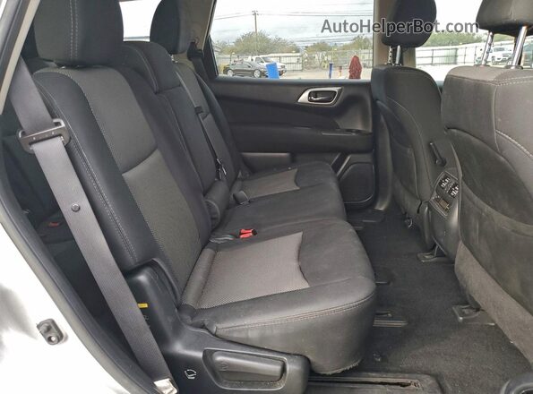 5N1DR2MN4HC642977 2017 NISSAN PATHFINDER Silver Rear interior view