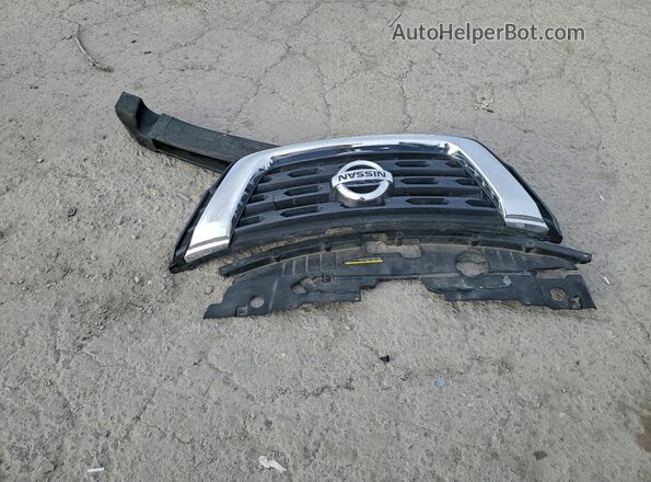 5N1DR2MN4HC642977 2017 NISSAN PATHFINDER Silver VIN sticker view