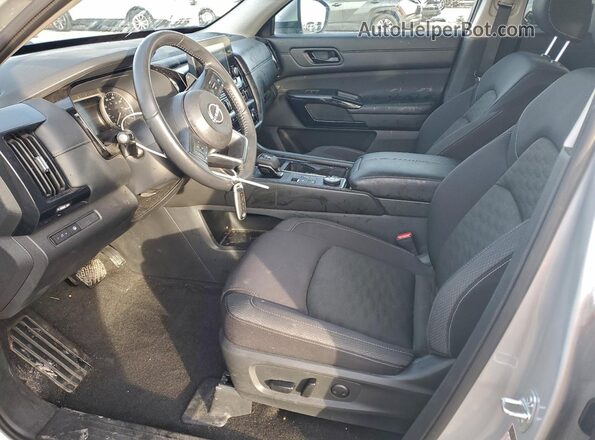 5N1DR3BC1RC236020 2024 NISSAN PATHFINDER Серебряный Вид салона спереди
