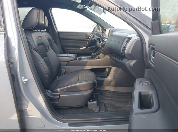 5N1DR3BD2RC238920 2024 NISSAN PATHFINDER Gray Widok wnętrza z przodu