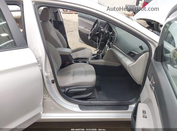 5NPD74LF2KH450128 2019 HYUNDAI ELANTRA Серебряный Вид салона спереди