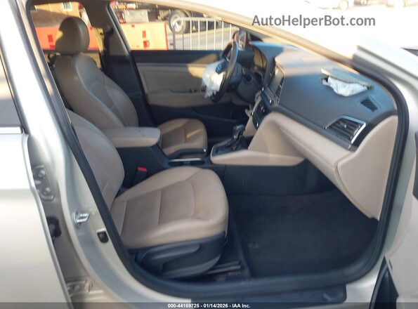 5NPD84LF0HH068993 2017 HYUNDAI ELANTRA Silver Front interior view