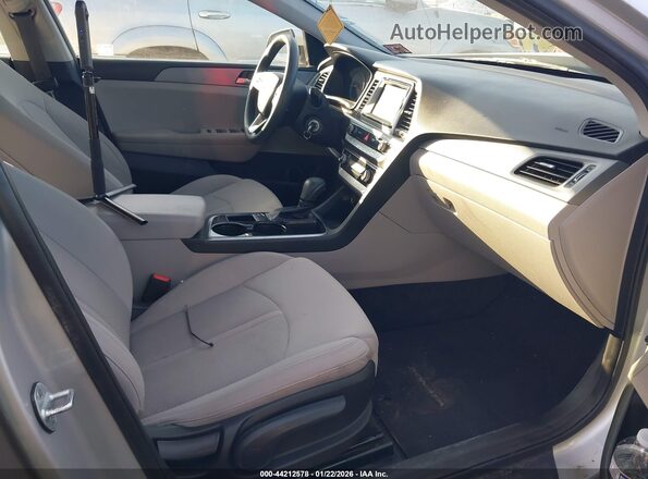 5NPE24AF2KH818023 2019 HYUNDAI SONATA Silver Вид салону спереду