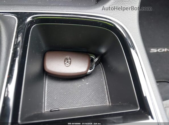 5NPE34AF5JH689836 2018 HYUNDAI SONATA Silver Widok deski rozdzielczej