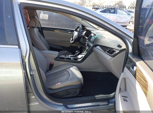5NPE34AFXHH454553 2017 HYUNDAI SONATA Серебряный Вид салона спереди