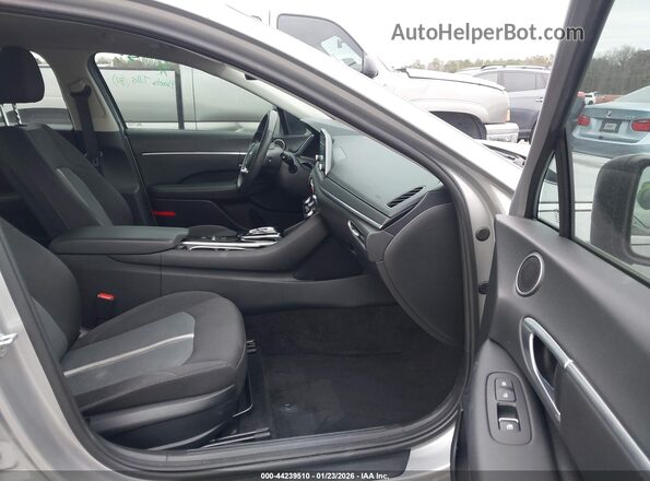 5NPEF4JA0LH017486 2020 HYUNDAI SONATA Серебряный Вид салона спереди