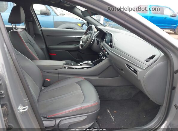 5NPEJ4J26MH077894 2021 HYUNDAI SONATA Серый Вид салона спереди