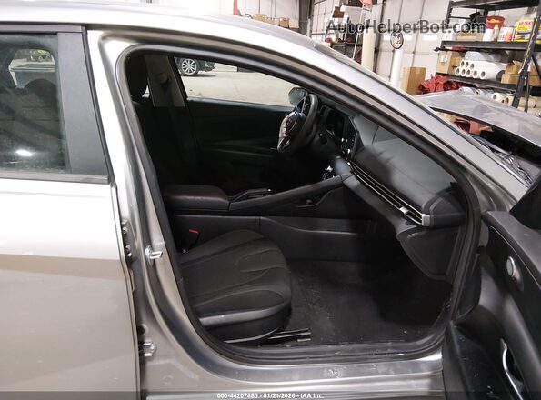 5NPLM4AG2PH114888 2023 HYUNDAI ELANTRA Silver Вид салону спереду