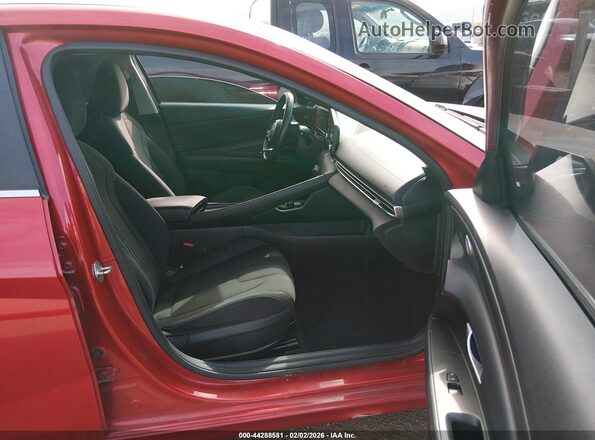 5NPLN4AGXNH057592 2022 HYUNDAI ELANTRA Red Front interior view