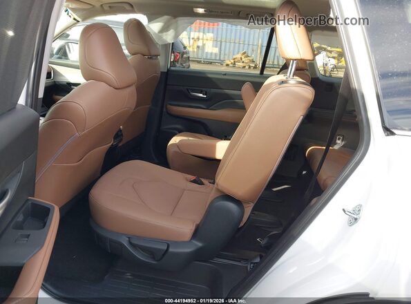 5TDAAAB50TS113237 2026 TOYOTA GRAND HIGHLANDER White Widok naklejki z numerem VIN