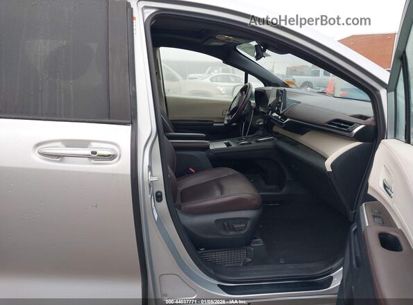 5TDESKFC7MS010282 2021 TOYOTA SIENNA Silver Սալոնի դիմացի տեսք