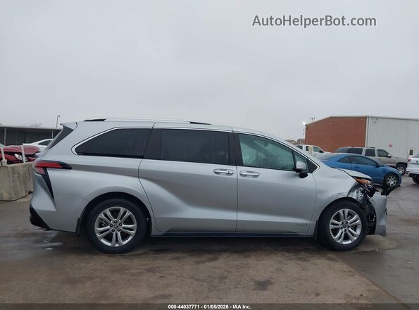 5TDESKFC7MS010282 2021 TOYOTA SIENNA Silver Սալոնի հետևի տեսք