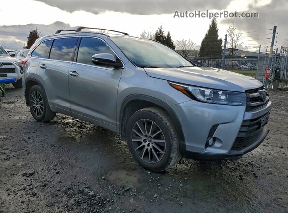 5TDJZRFH0JS819715 2018 TOYOTA HIGHLANDER Silver Передня права чверть
