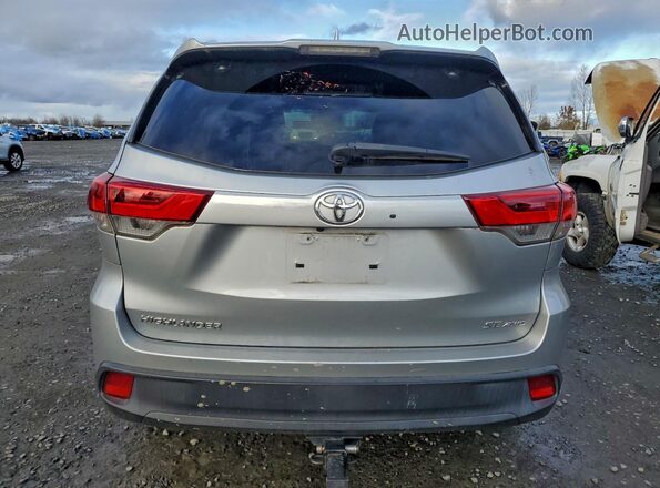 5TDJZRFH0JS819715 2018 TOYOTA HIGHLANDER Silver Вид ззаду