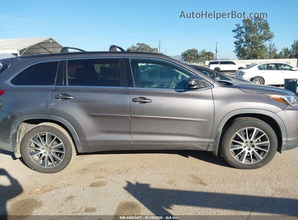 5TDJZRFH4HS398687 2017 TOYOTA HIGHLANDER Серый Вид задней части салона