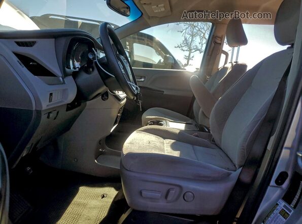 5TDKZ3DC6HS833525 2017 TOYOTA LE Silver Вид салону спереду