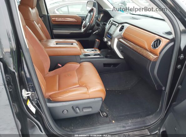 5TFAY5F17JX715215 2018 TOYOTA TUNDRA Black Widok wnętrza z przodu