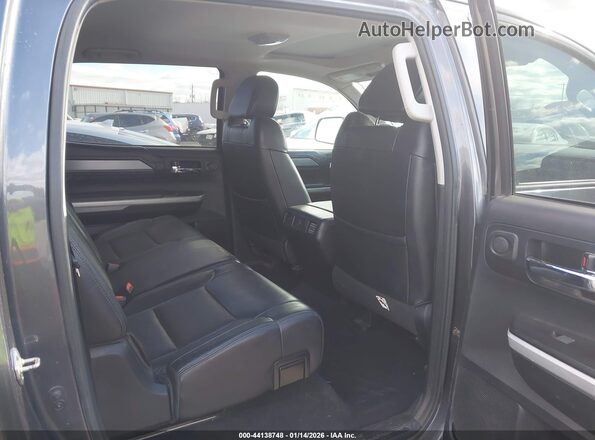 5TFAY5F1XJX740674 2018 TOYOTA TUNDRA Gray Vista de la etiqueta del VIN