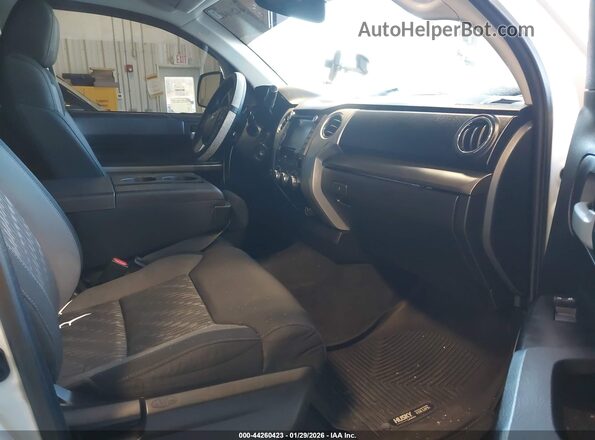 5TFDY5F12MX019007 2021 TOYOTA TUNDRA White Widok wnętrza z przodu