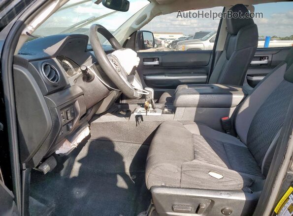 5TFEM5F10GX102021 2016 TOYOTA TUNDRA Черный Вид салона спереди