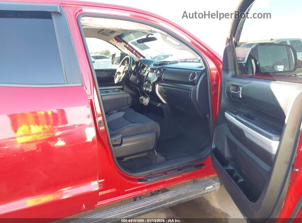 5TFUW5F16HX665985 2017 TOYOTA TUNDRA Red Widok wnętrza z przodu