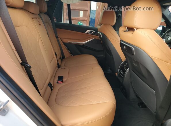 5UX13EU04R9W15502 2024 BMW X5 White Вид задньої частини салону