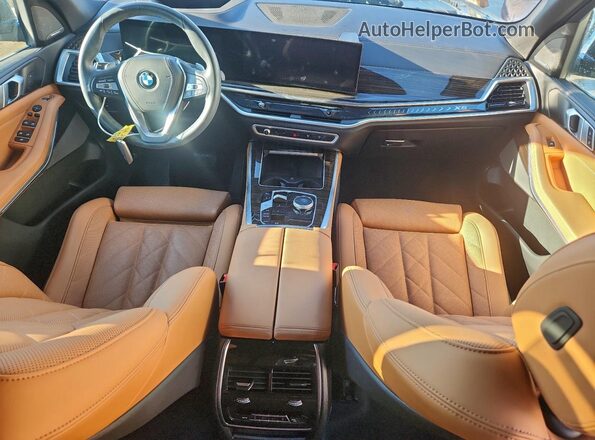 5UX13EU05S9Y43918 2025 BMW X5 Turquoise Dashboard view