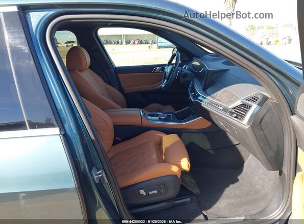 5UX13EU06R9S86382 2024 BMW X5 Green Вид салону спереду