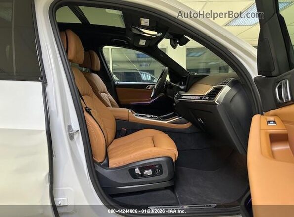 5UX23EM02T9158734 2026 BMW X7 White Вид салону спереду
