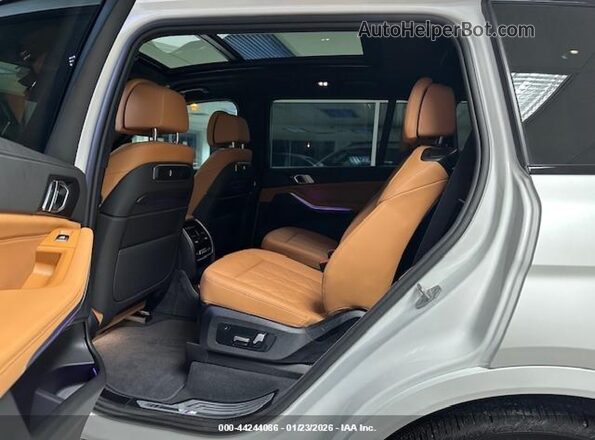 5UX23EM02T9158734 2026 BMW X7 White Панорамний вид салону 360°