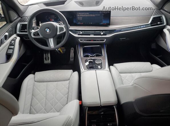 5UX23EM03R9S17069 2024 BMW X7 White Widok deski rozdzielczej