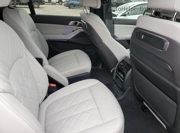5UX23EM03R9S17069 2024 BMW X7 White Widok wnętrza z tyłu