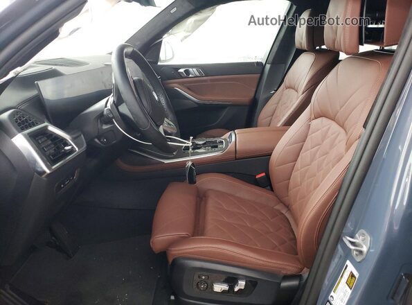 5UX23EM03S9000532 2025 BMW X7 Gray Vista interior delantera