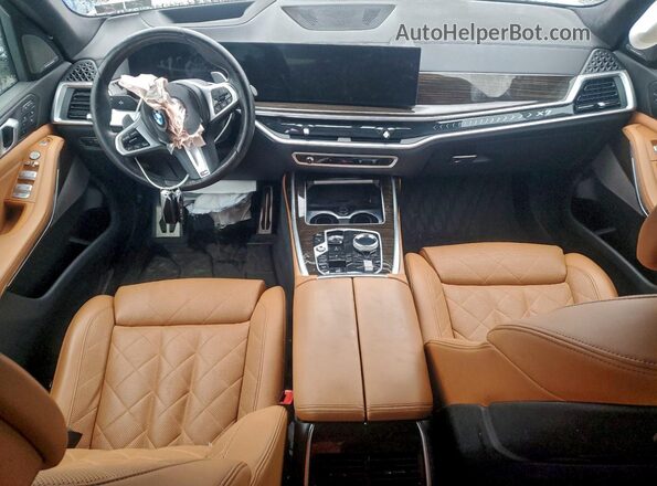 5UX23EM06P9R40346 2023 BMW X7 White Առջևի վահանակի տեսք