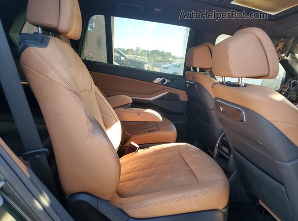 5UX23EM07R9U84831 2024 BMW X7 Brown Widok wnętrza z tyłu