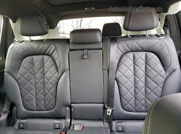 5UX23EM09R9U60255 2024 BMW X7 White Vista de los asientos traseros