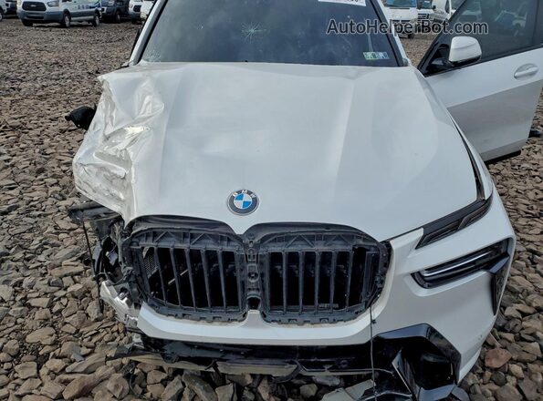 5UX23EM09R9U60255 2024 BMW X7 White Vista del compartimento del motor