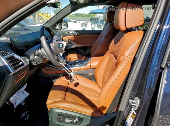 5UX23EM09T9045220 2026 BMW X7 Blue Вид салону спереду