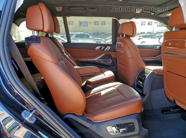 5UX23EM09T9045220 2026 BMW X7 Blue Вид задньої частини салону