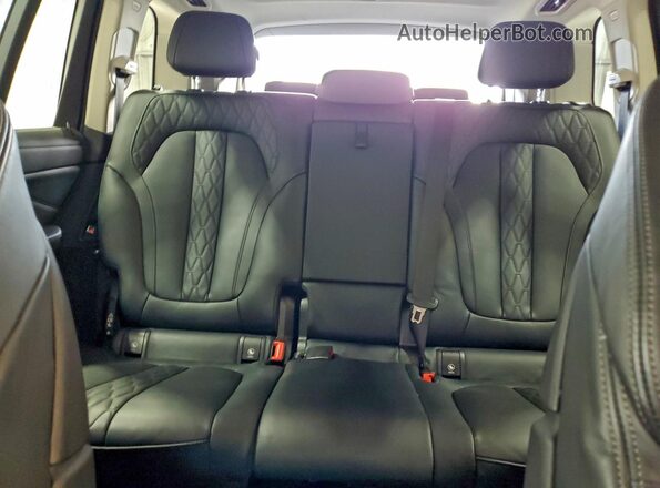 5UX23EM09T9065614 2026 BMW X7 Burgundy უკანა სალონის ხედი